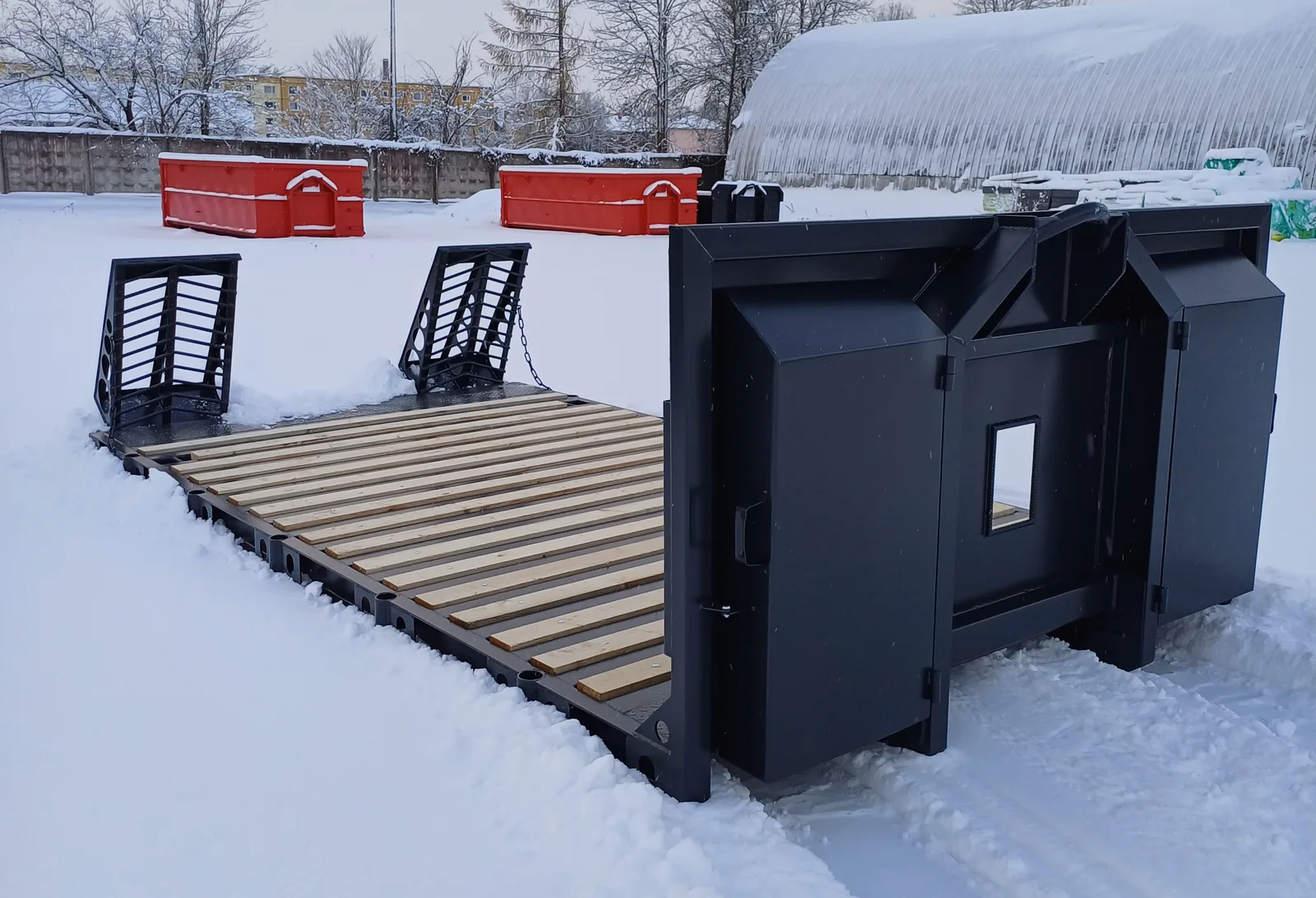 Mavikon flatbed hooklift container with folding ramps